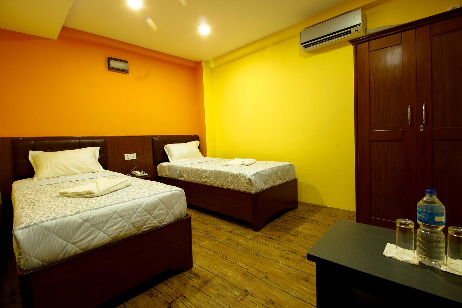 Deluxe--Everest-Holiday-Inn-Extended